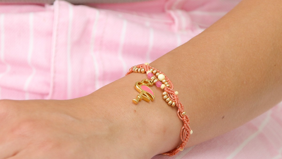 Bracciale estivo in micro-macramè Bracciale estivo in micro-macramè