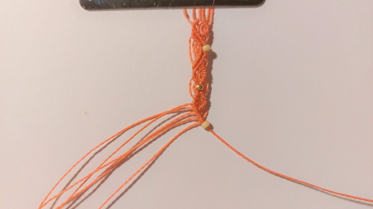 Bracciale estivo in micro-macramè : Tappa 12 Bracciale estivo in micro-macramè : Tappa 12