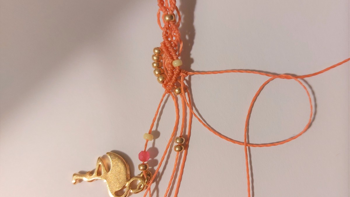 Bracciale estivo in micro-macramè : Tappa 17 Bracciale estivo in micro-macramè : Tappa 17