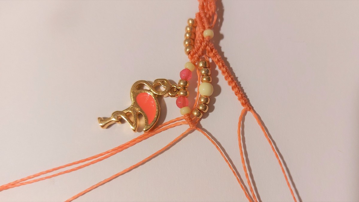 Bracciale estivo in micro-macramè : Tappa 19 Bracciale estivo in micro-macramè : Tappa 19