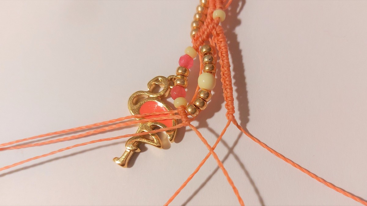 Bracciale estivo in micro-macramè : Tappa 20 Bracciale estivo in micro-macramè : Tappa 20