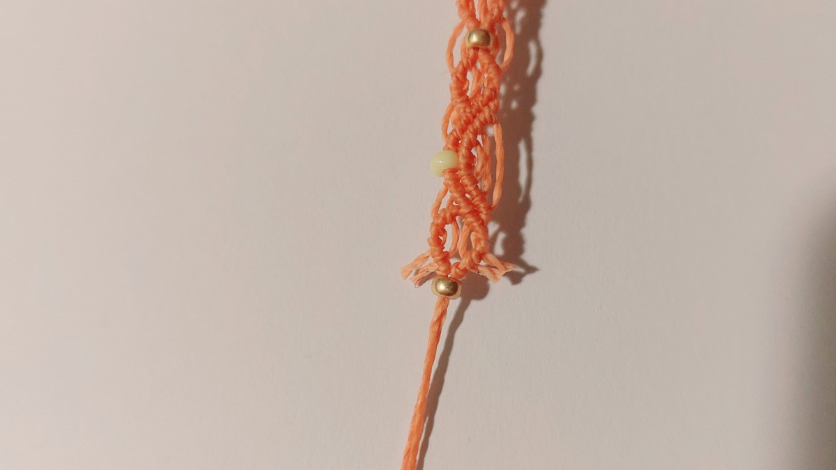 Bracciale estivo in micro-macramè : Tappa 23 Bracciale estivo in micro-macramè : Tappa 23