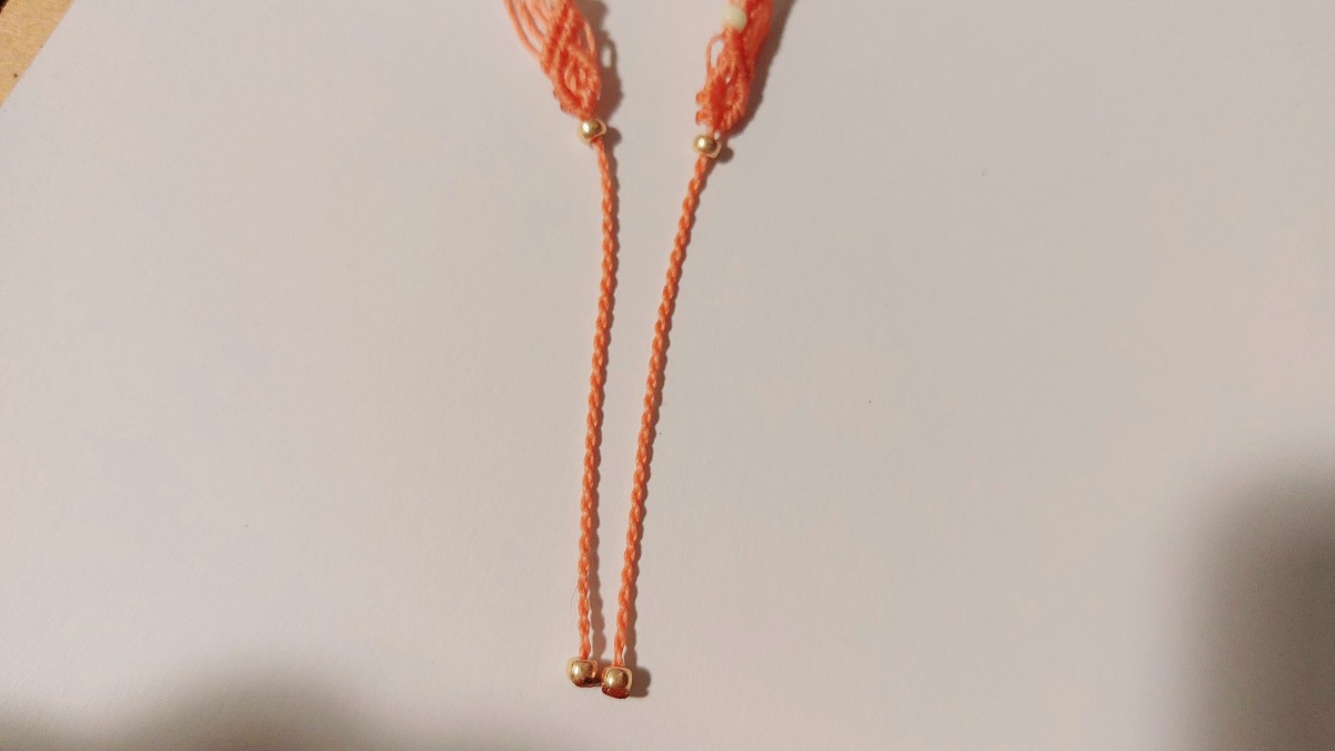 Bracciale estivo in micro-macramè : Tappa 26 Bracciale estivo in micro-macramè : Tappa 26