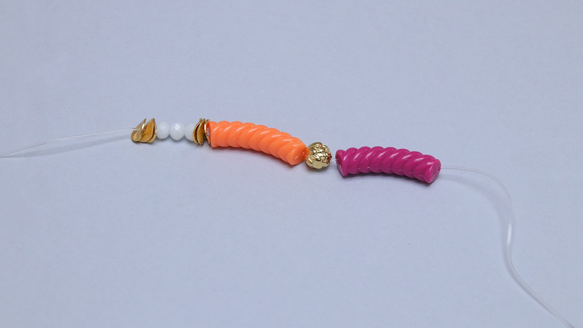 Braccialetti elastici con perline tubolari fantasia : Tappa 1 Braccialetti elastici con perline tubolari fantasia : Tappa 1