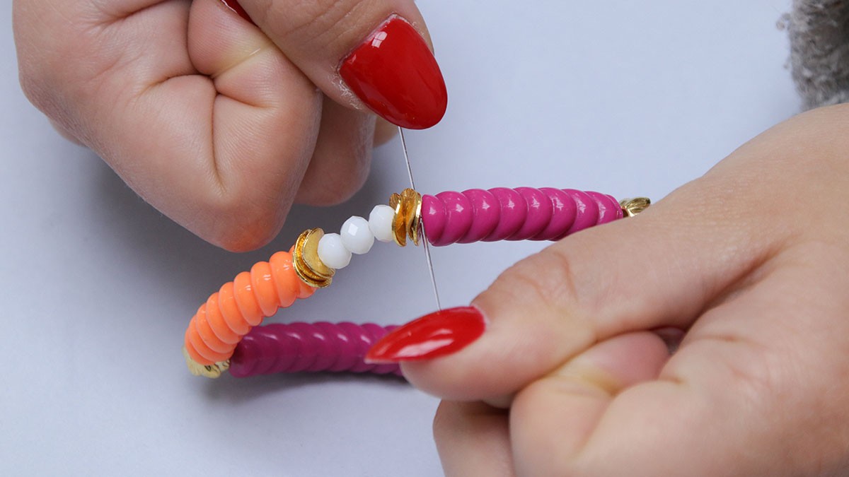 Braccialetti elastici con perline tubolari fantasia : Tappa 2 Braccialetti elastici con perline tubolari fantasia : Tappa 2