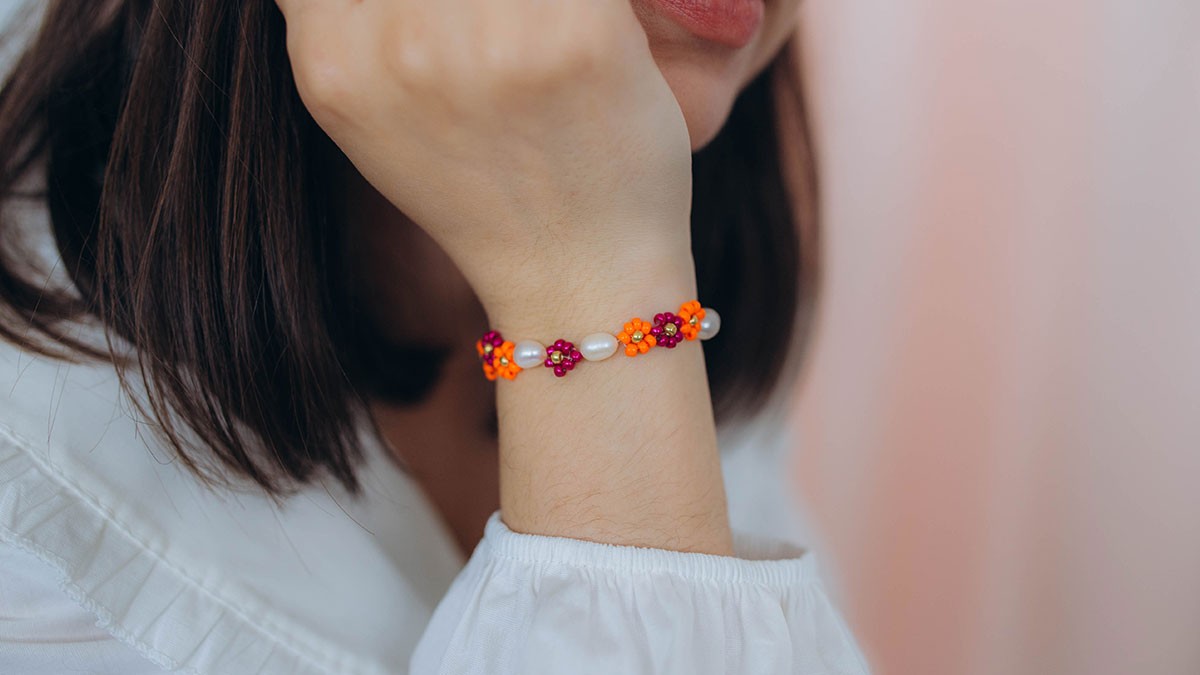 Bracciale floreale con perle d'acqua dolce e perle di semi Bracciale floreale con perle d'acqua dolce e perle di semi