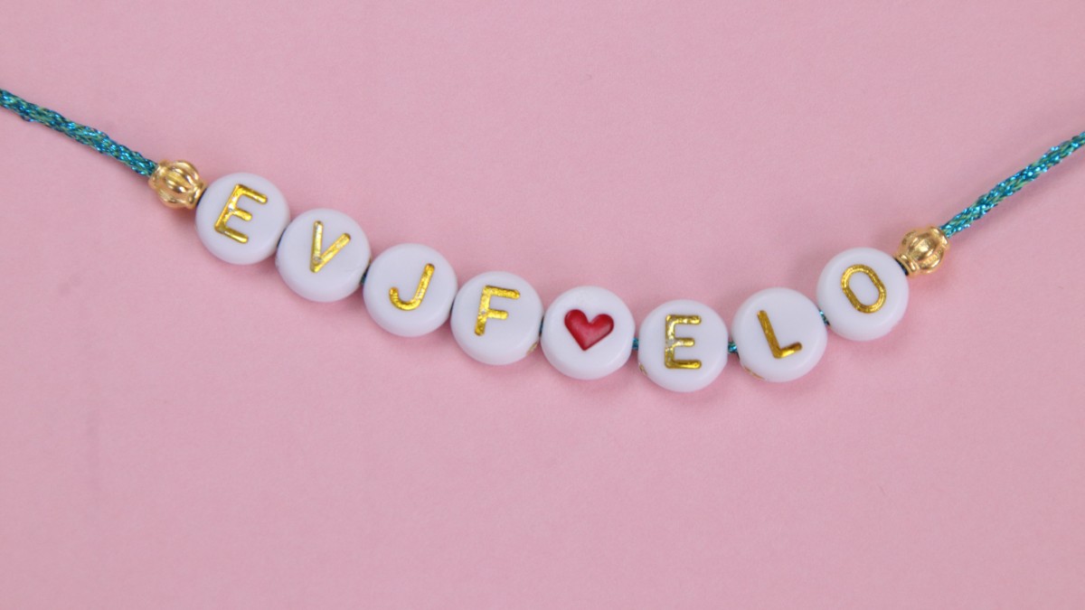 Braccialetti per addio al nubilato con filo metallizzato e perline con lettere : Tappa 1 Braccialetti per addio al nubilato con filo metallizzato e perline con lettere : Tappa 1