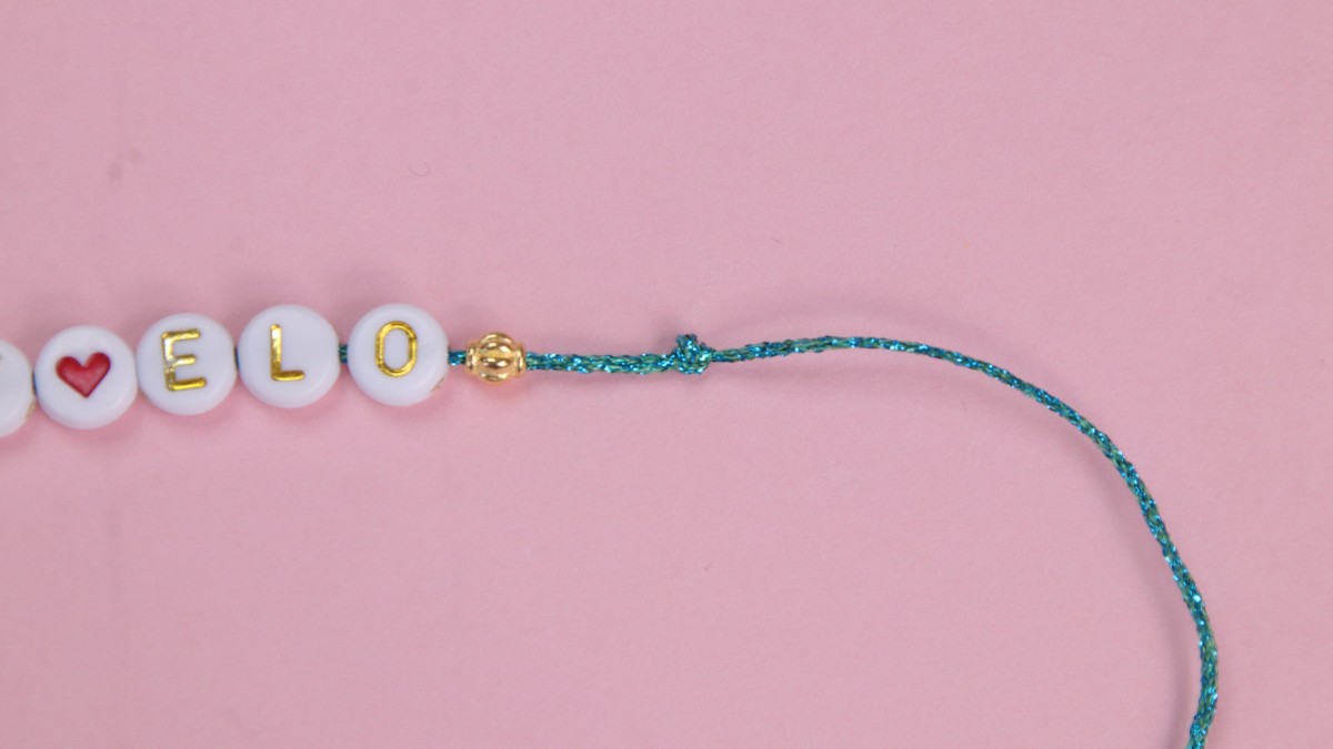 Braccialetti per addio al nubilato con filo metallizzato e perline con lettere : Tappa 4 Braccialetti per addio al nubilato con filo metallizzato e perline con lettere : Tappa 4