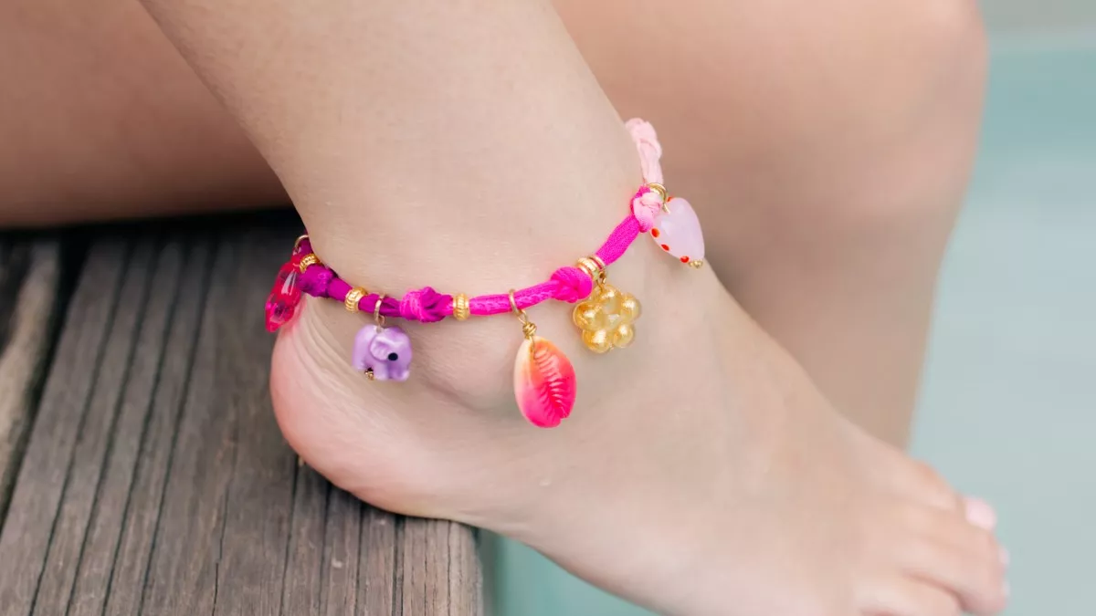 Cavigliera con ciondoli e nastro di seta Cavigliera con ciondoli e nastro di seta