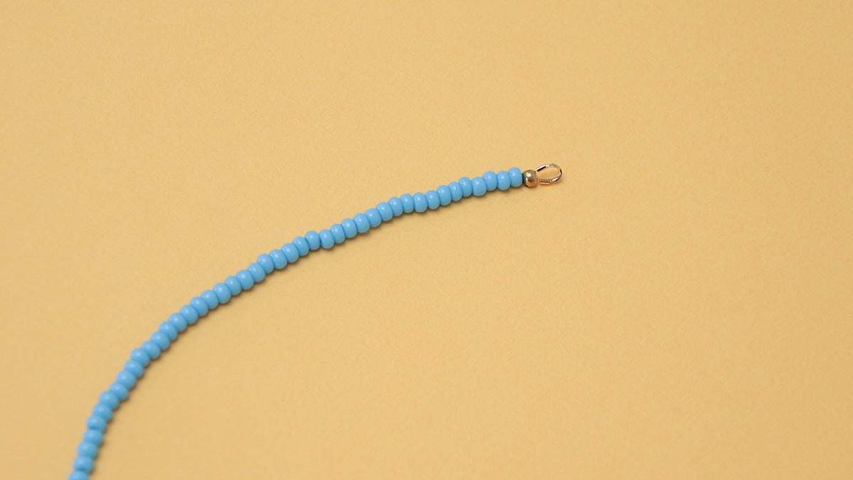 Collana di perline e conchiglia di cowrie : Tappa 3 Collana di perline e conchiglia di cowrie : Tappa 3