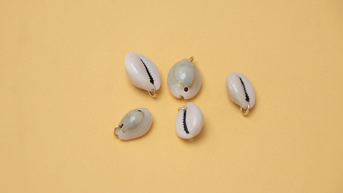 Collana di perline e conchiglia di cowrie : Tappa 4 Collana di perline e conchiglia di cowrie : Tappa 4