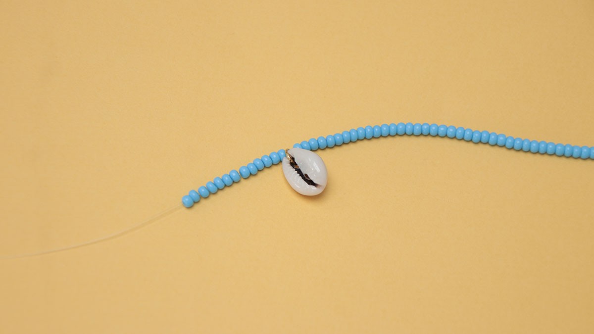 Collana di perline e conchiglia di cowrie : Tappa 5 Collana di perline e conchiglia di cowrie : Tappa 5