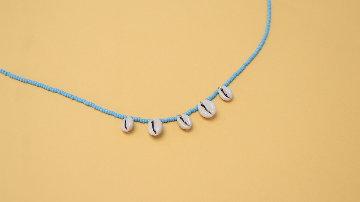 Collana di perline e conchiglia di cowrie : Tappa 6 Collana di perline e conchiglia di cowrie : Tappa 6