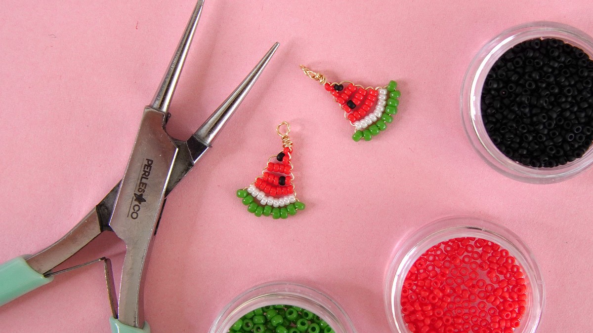 Schema Collana di perle con ciondoli a forma di anguria Schema Collana di perle con ciondoli a forma di anguria