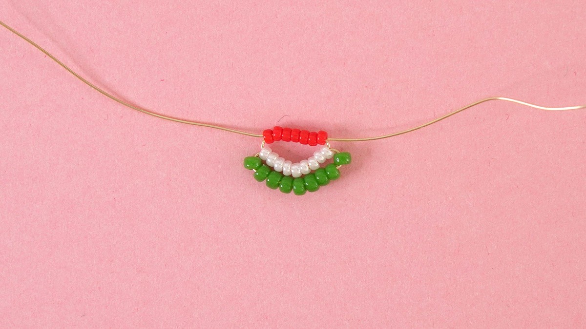 Collana di perle con ciondoli a forma di anguria : Tappa 4 Collana di perle con ciondoli a forma di anguria : Tappa 4