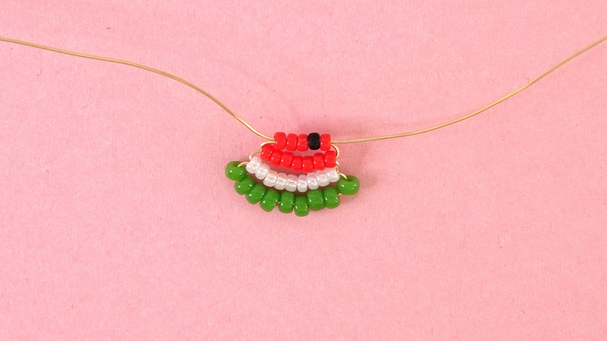 Collana di perle con ciondoli a forma di anguria : Tappa 5 Collana di perle con ciondoli a forma di anguria : Tappa 5