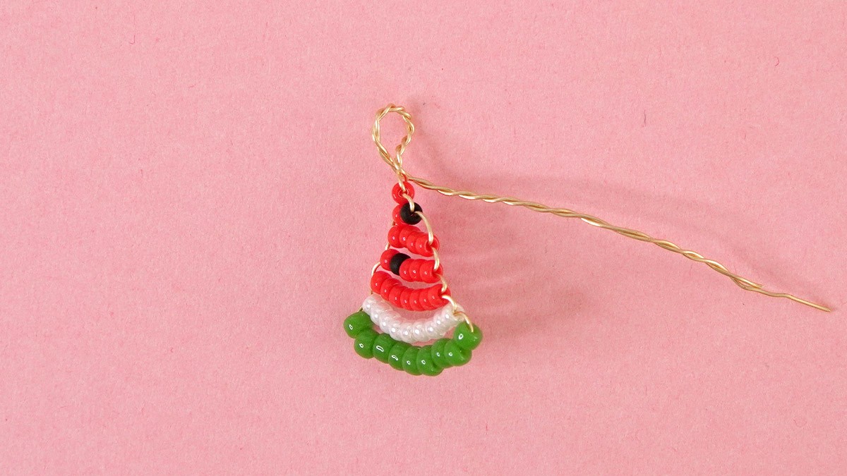 Collana di perle con ciondoli a forma di anguria : Tappa 10 Collana di perle con ciondoli a forma di anguria : Tappa 10