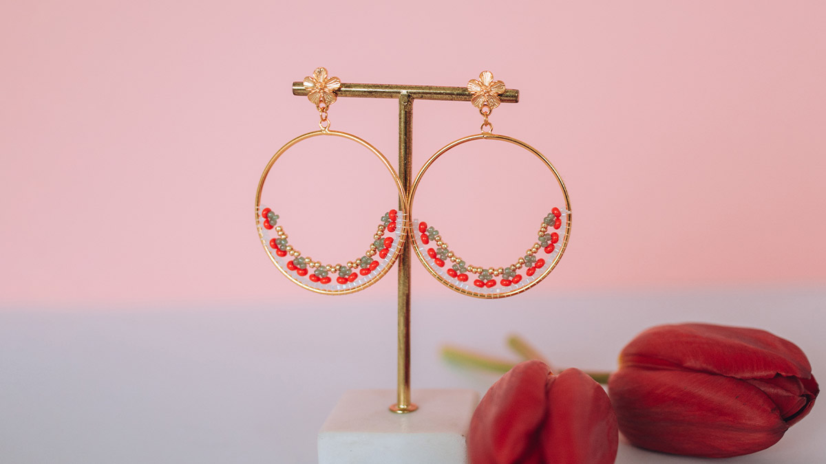 Orecchini a cerchio con perle di semi Miyuki intrecciate di ciliegio Orecchini a cerchio con perle di semi Miyuki intrecciate di ciliegio