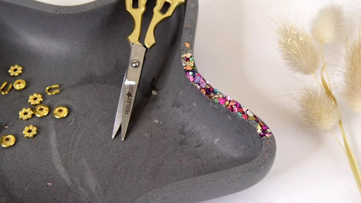 Schema Piatto con conchiglie e stelle marine in gesmonite e scaglie di glitter Schema Piatto con conchiglie e stelle marine in gesmonite e scaglie di glitter