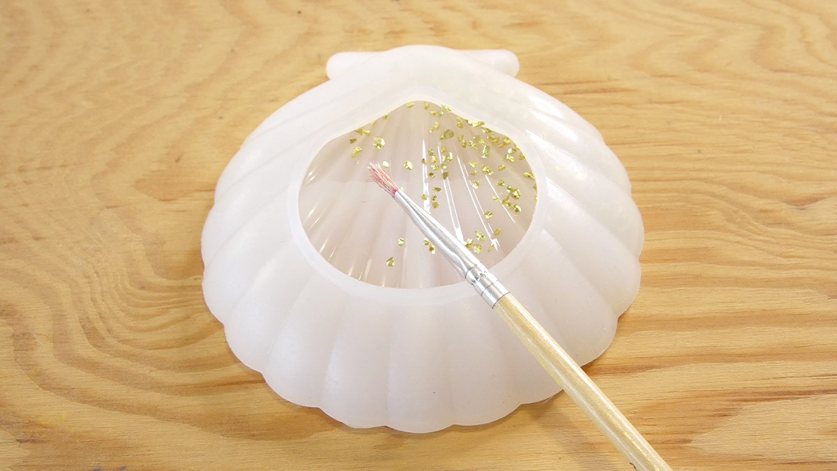 Piatto con conchiglie e stelle marine in gesmonite e scaglie di glitter : Tappa 1 Piatto con conchiglie e stelle marine in gesmonite e scaglie di glitter : Tappa 1