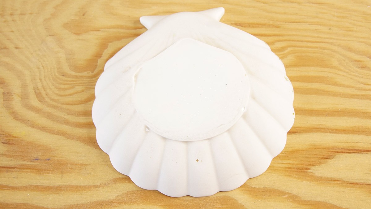 Piatto con conchiglie e stelle marine in gesmonite e scaglie di glitter : Tappa 5 Piatto con conchiglie e stelle marine in gesmonite e scaglie di glitter : Tappa 5