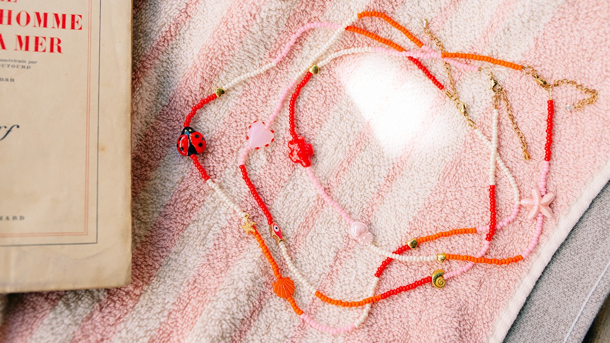 Schema Collane a più file rosa, rosse e arancioni con ciondoli Schema Collane a più file rosa, rosse e arancioni con ciondoli