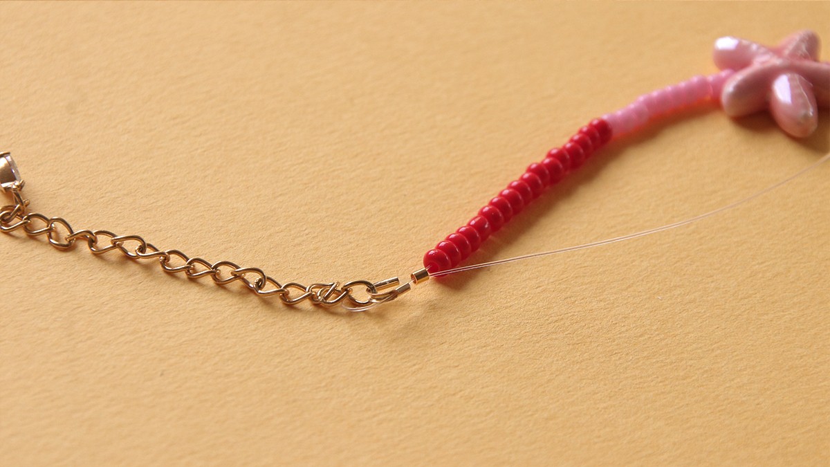 Collane a più file rosa, rosse e arancioni con ciondoli : Tappa 3 Collane a più file rosa, rosse e arancioni con ciondoli : Tappa 3