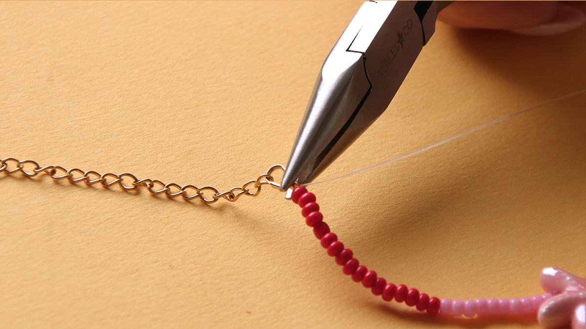 Collane a più file rosa, rosse e arancioni con ciondoli : Tappa 4 Collane a più file rosa, rosse e arancioni con ciondoli : Tappa 4