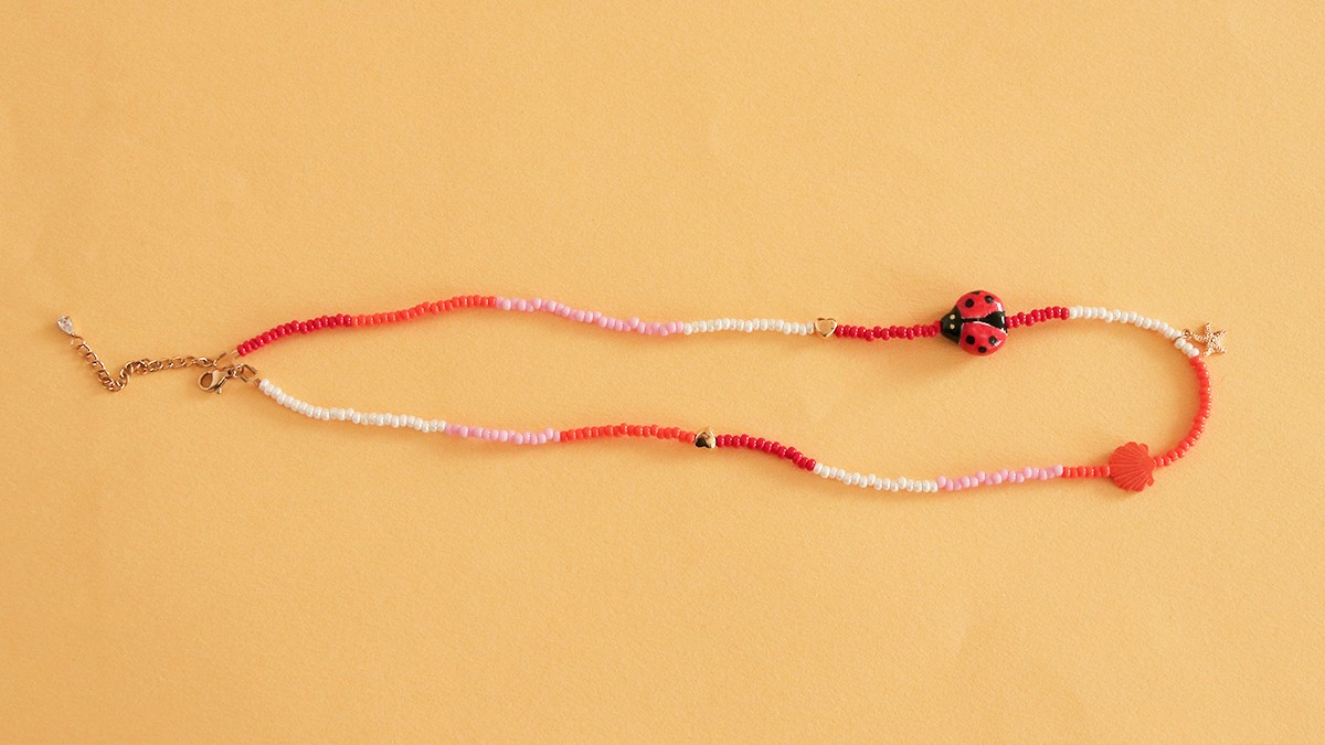 Collane a più file rosa, rosse e arancioni con ciondoli : Tappa 5 Collane a più file rosa, rosse e arancioni con ciondoli : Tappa 5