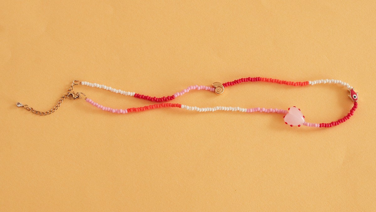 Collane a più file rosa, rosse e arancioni con ciondoli : Tappa 6 Collane a più file rosa, rosse e arancioni con ciondoli : Tappa 6