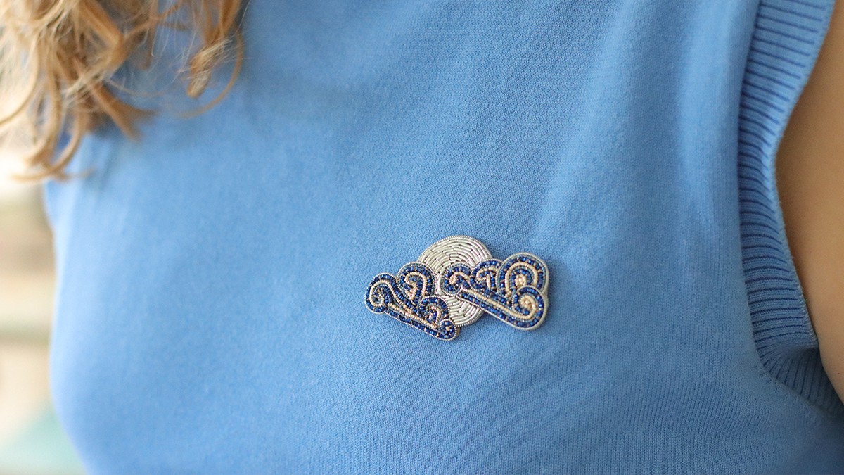 Spilla gioiello Misty Moon con Cannetille e filo di Kreinik Spilla gioiello Misty Moon con Cannetille e filo di Kreinik