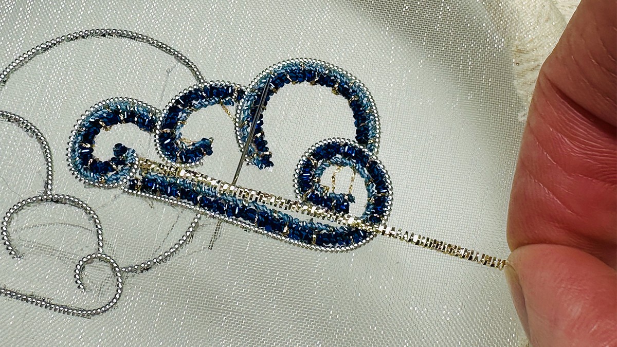 Spilla gioiello Misty Moon con Cannetille e filo di Kreinik : Tappa 7 Spilla gioiello Misty Moon con Cannetille e filo di Kreinik : Tappa 7