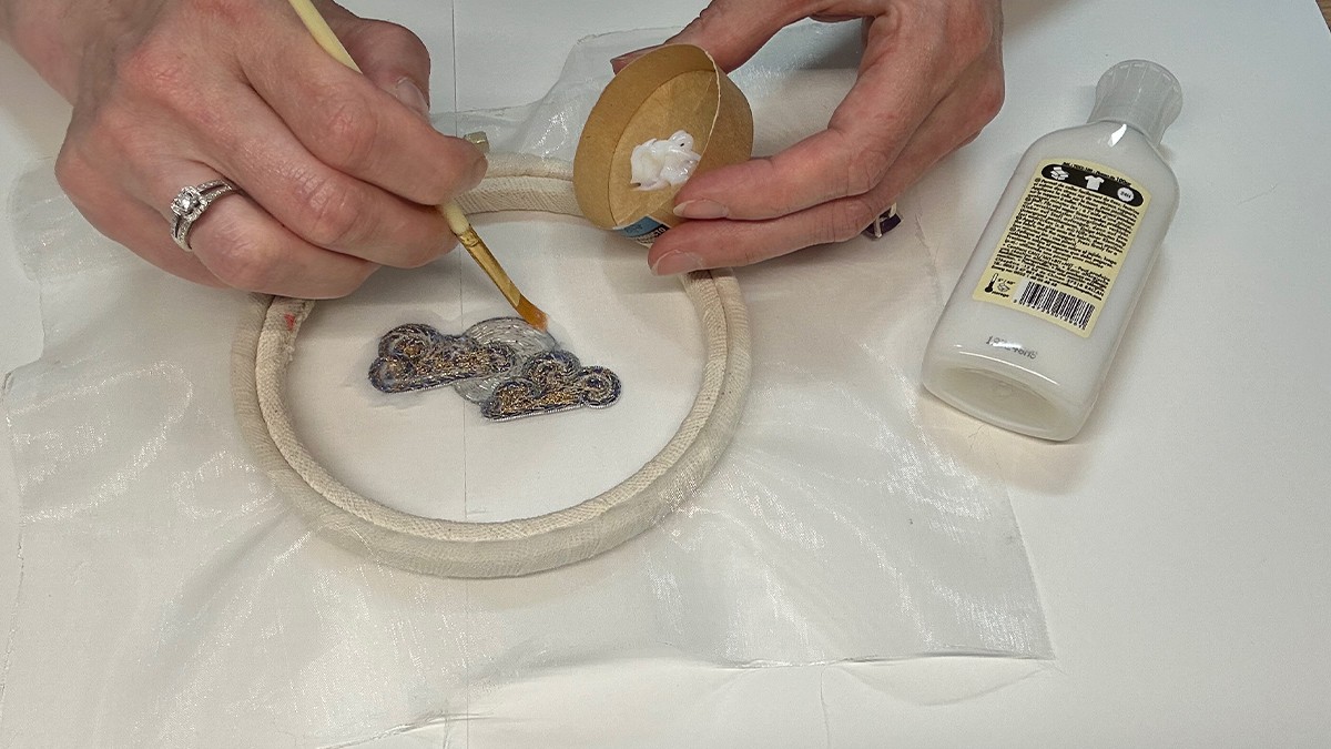 Spilla gioiello Misty Moon con Cannetille e filo di Kreinik : Tappa 11 Spilla gioiello Misty Moon con Cannetille e filo di Kreinik : Tappa 11