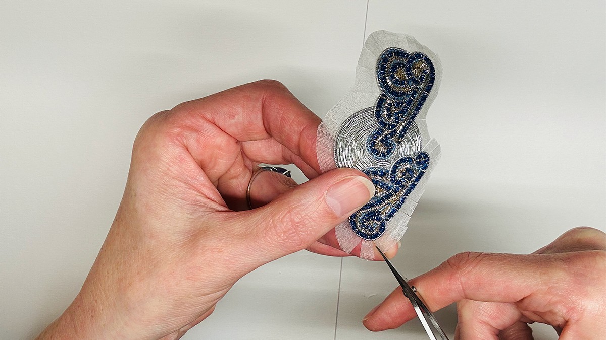 Spilla gioiello Misty Moon con Cannetille e filo di Kreinik : Tappa 12 Spilla gioiello Misty Moon con Cannetille e filo di Kreinik : Tappa 12