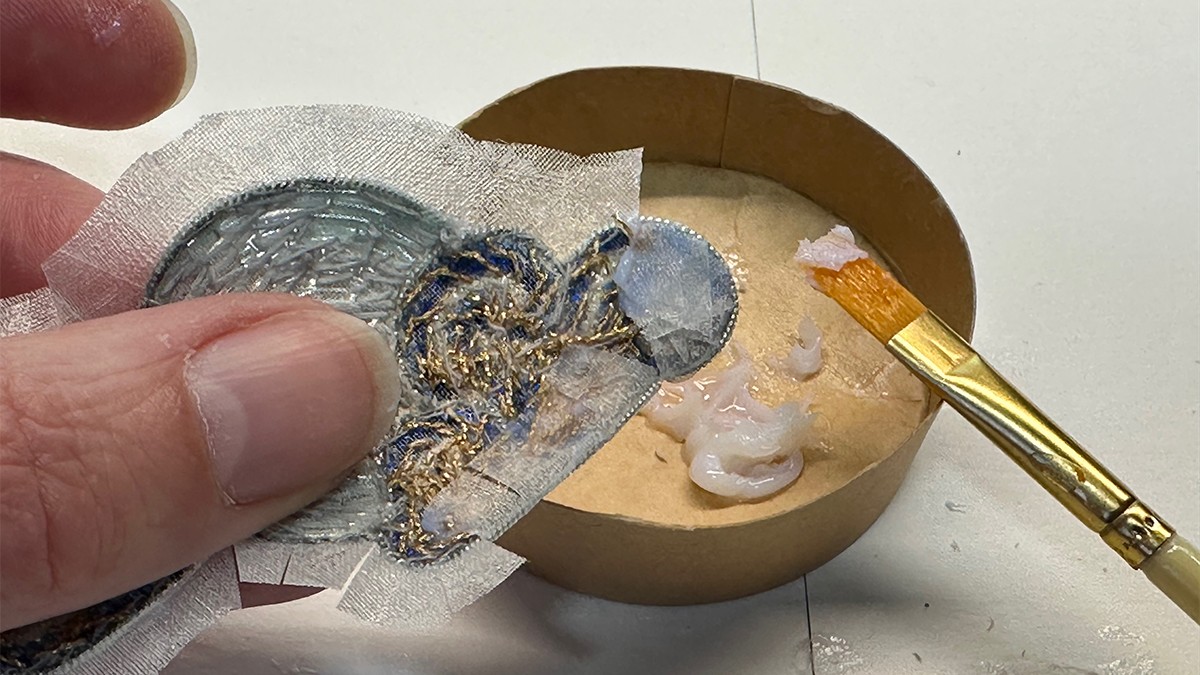 Spilla gioiello Misty Moon con Cannetille e filo di Kreinik : Tappa 13 Spilla gioiello Misty Moon con Cannetille e filo di Kreinik : Tappa 13