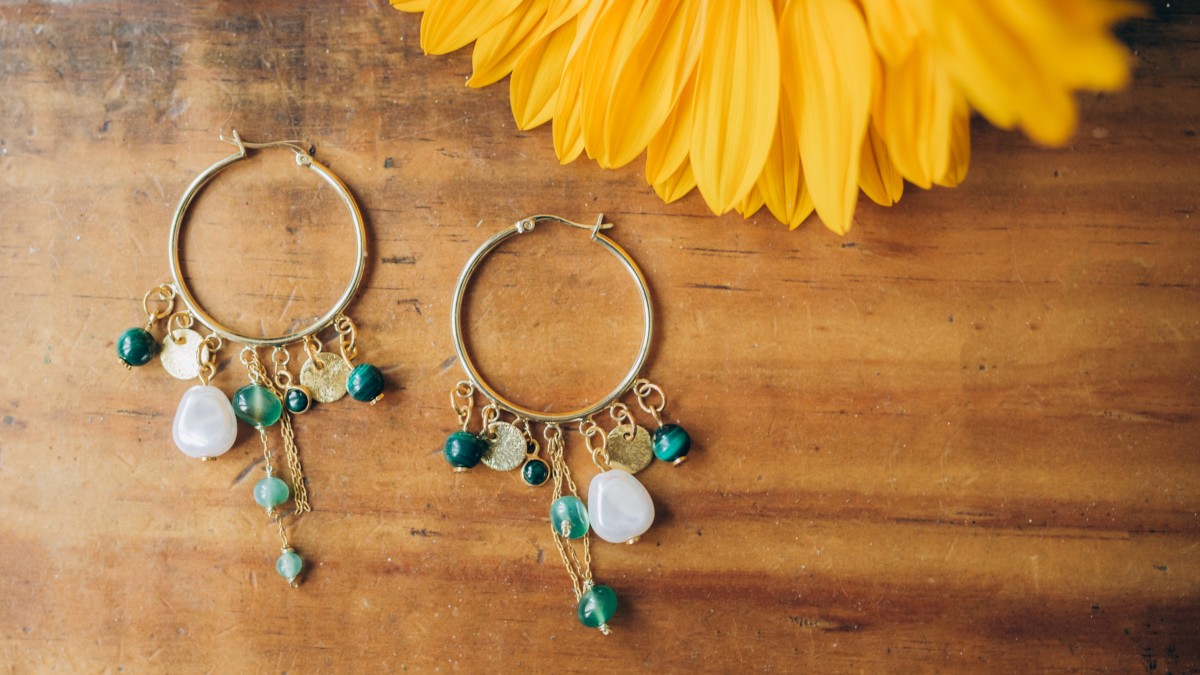 Orecchini a cerchio con pietre naturali e bracciali multipli Orecchini a cerchio con pietre naturali e bracciali multipli