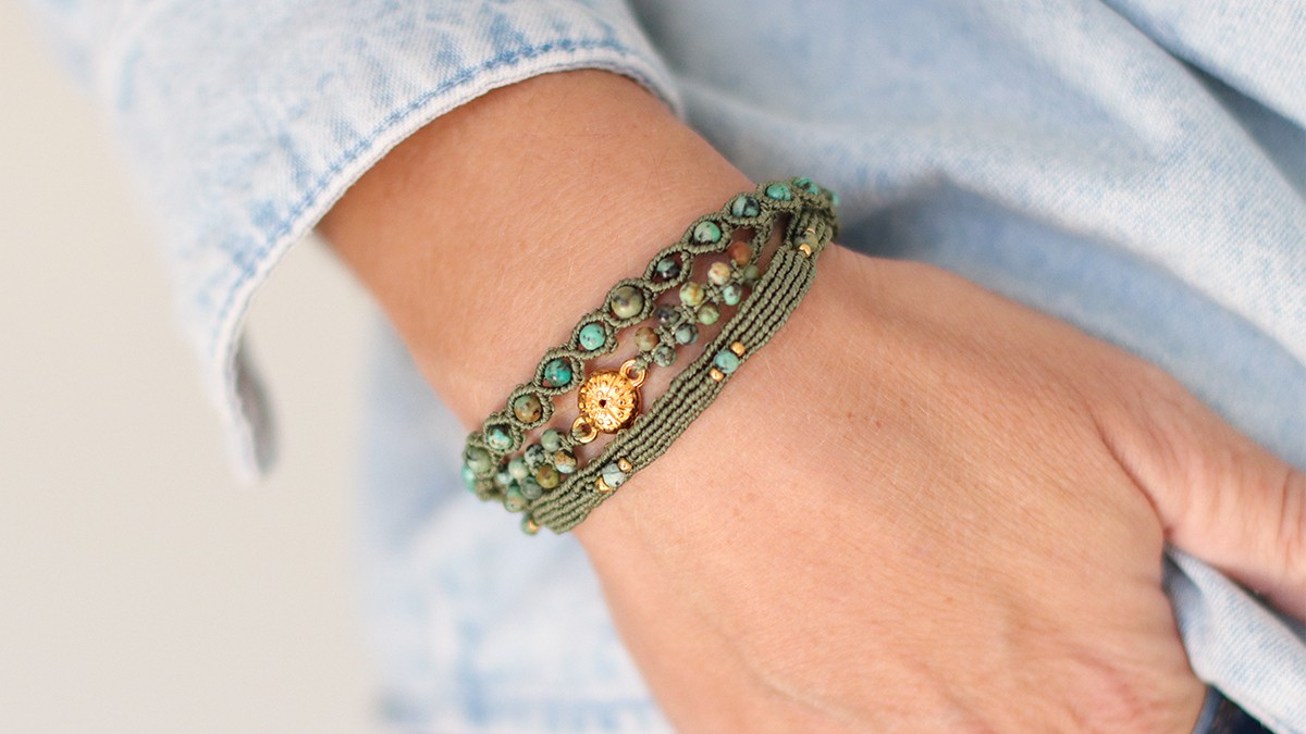 Bracciale in micro-macramè e pietre naturali Bracciale in micro-macramè e pietre naturali