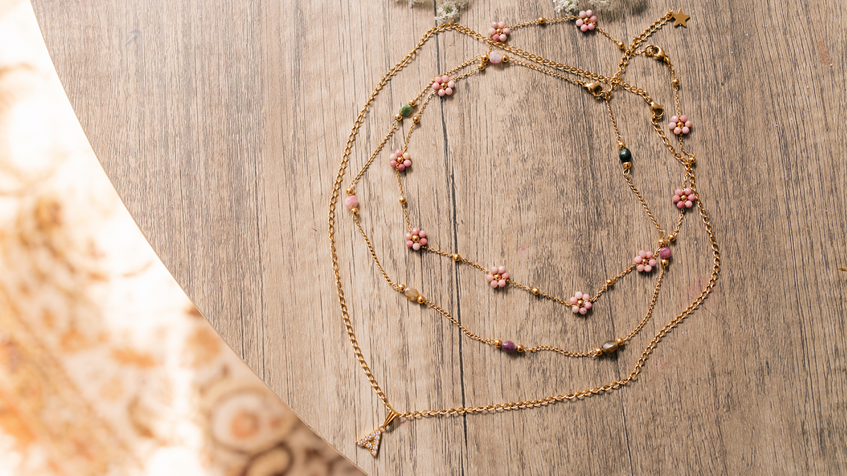 Collane con pietre naturali e charm a forma di lettera Collane con pietre naturali e charm a forma di lettera