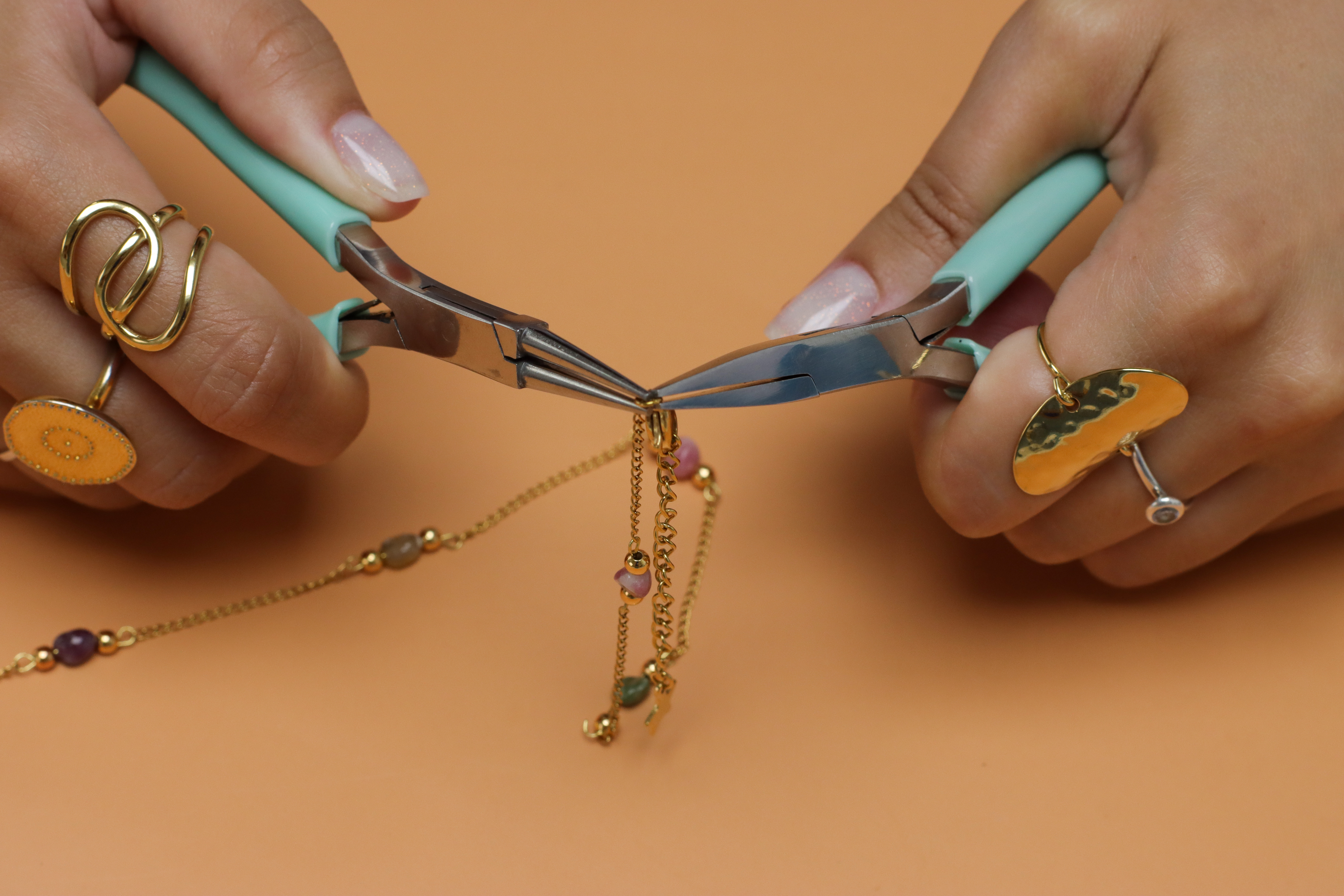 Collane con pietre naturali e charm a forma di lettera : Tappa 8 Collane con pietre naturali e charm a forma di lettera : Tappa 8