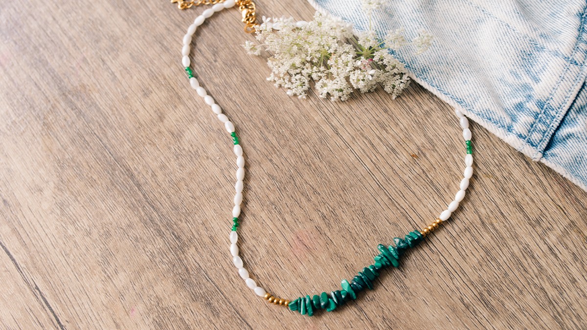 Collana di perle e trucioli Collana di perle e trucioli