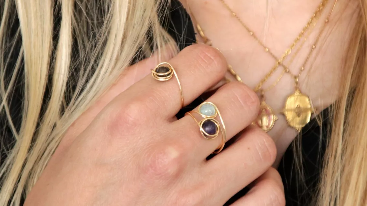 Anello in filo metallico con acquamarina Anello in filo metallico con acquamarina