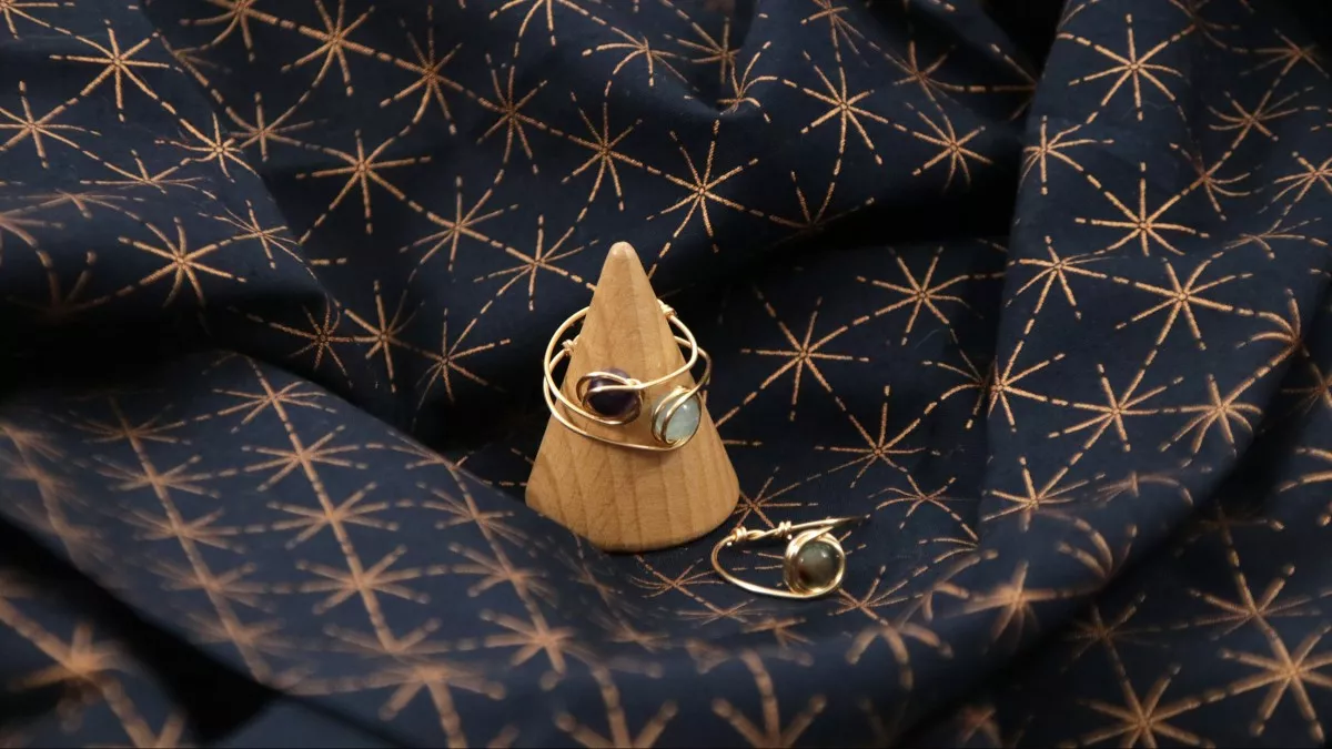 Schema Anello in filo metallico con acquamarina Schema Anello in filo metallico con acquamarina