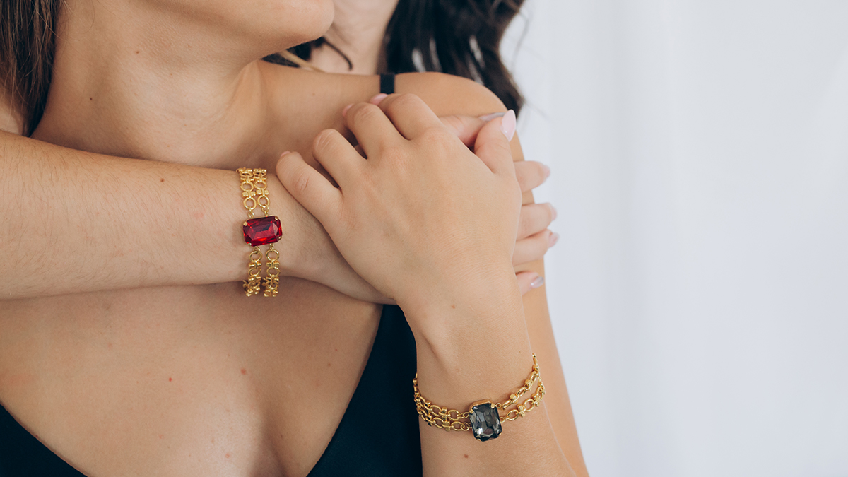 Bracciale vintage a doppia maglia con cristalli Aurora incastonati Bracciale vintage a doppia maglia con cristalli Aurora incastonati