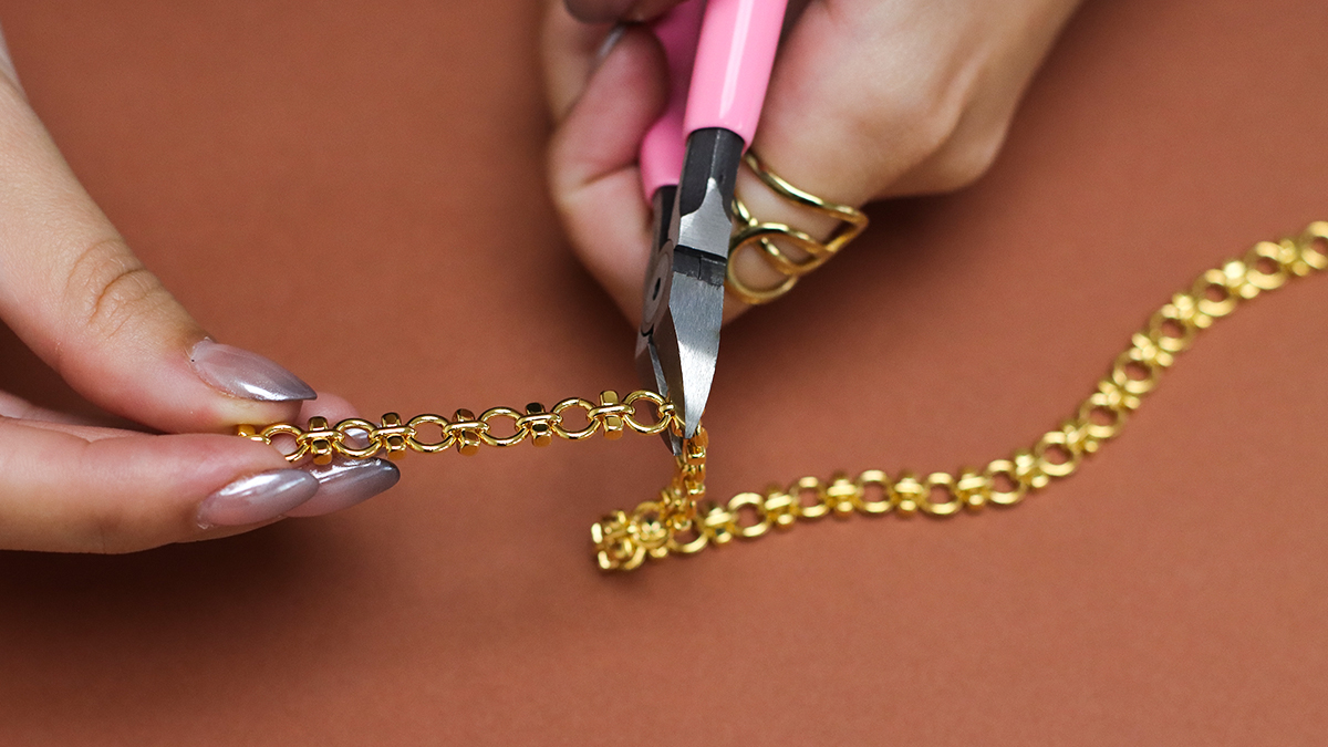 Bracciale vintage a doppia maglia con cristalli Aurora incastonati : Tappa 2 Bracciale vintage a doppia maglia con cristalli Aurora incastonati : Tappa 2