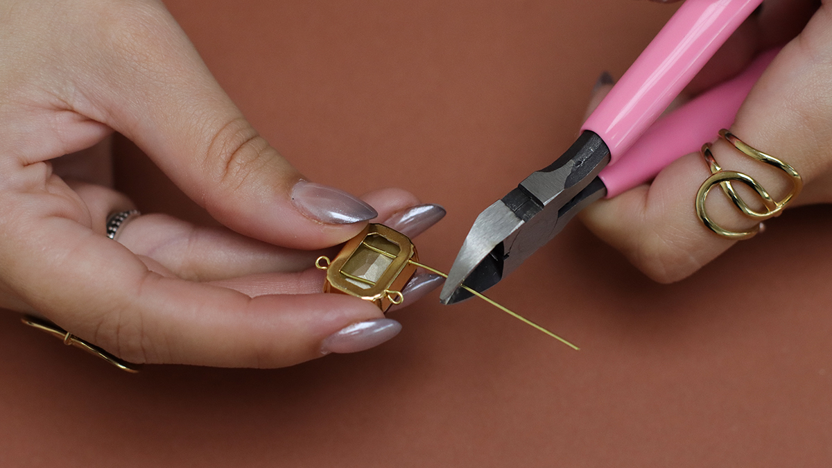 Bracciale vintage a doppia maglia con cristalli Aurora incastonati : Tappa 4 Bracciale vintage a doppia maglia con cristalli Aurora incastonati : Tappa 4