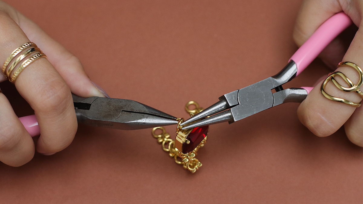 Bracciale vintage a doppia maglia con cristalli Aurora incastonati : Tappa 7 Bracciale vintage a doppia maglia con cristalli Aurora incastonati : Tappa 7