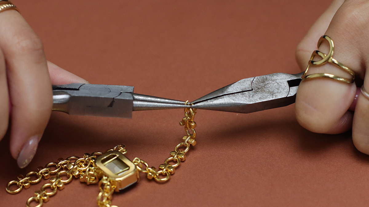 Bracciale vintage a doppia maglia con cristalli Aurora incastonati : Tappa 8 Bracciale vintage a doppia maglia con cristalli Aurora incastonati : Tappa 8