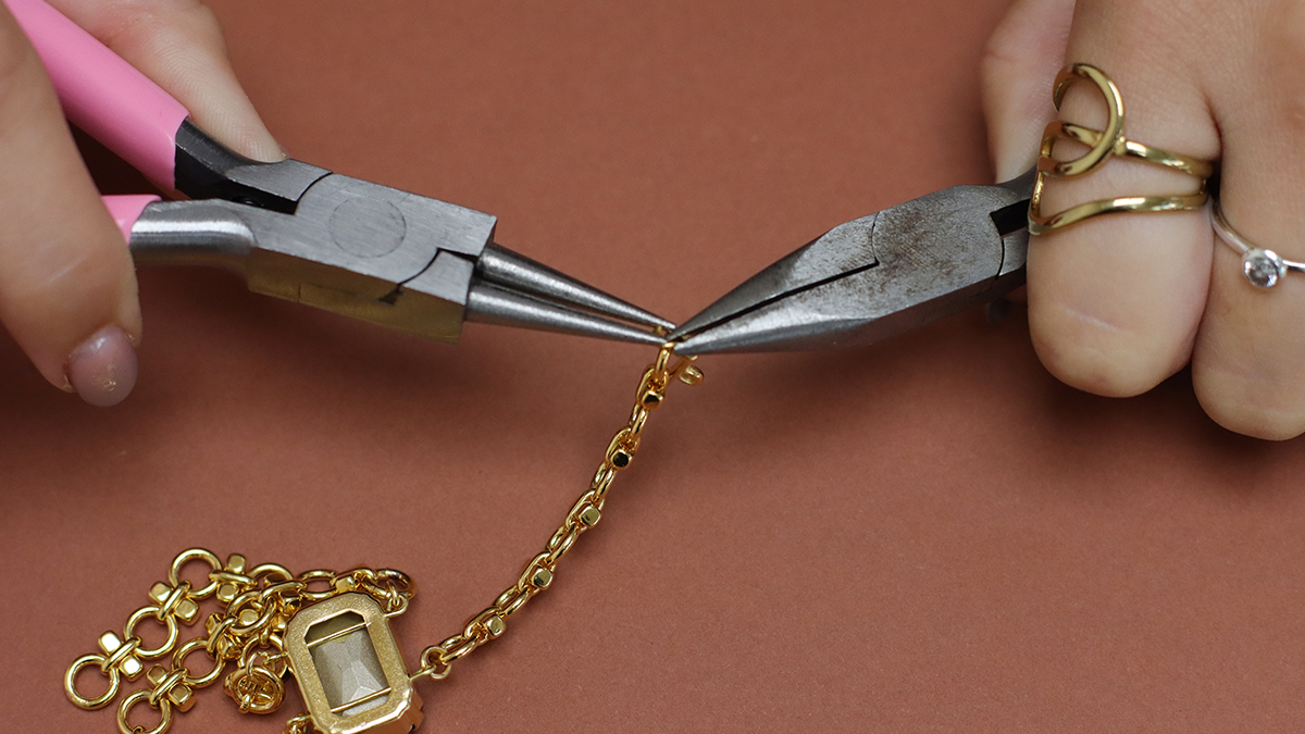 Bracciale vintage a doppia maglia con cristalli Aurora incastonati : Tappa 9 Bracciale vintage a doppia maglia con cristalli Aurora incastonati : Tappa 9