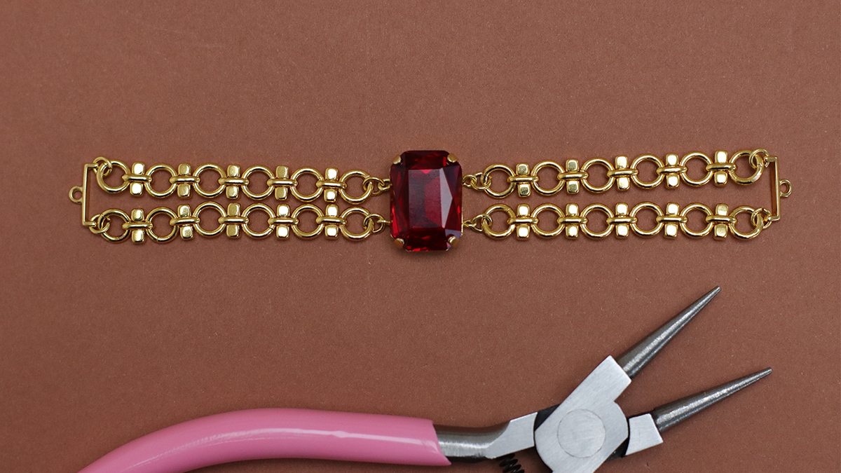 Bracciale vintage a doppia maglia con cristalli Aurora incastonati : Tappa 10 Bracciale vintage a doppia maglia con cristalli Aurora incastonati : Tappa 10