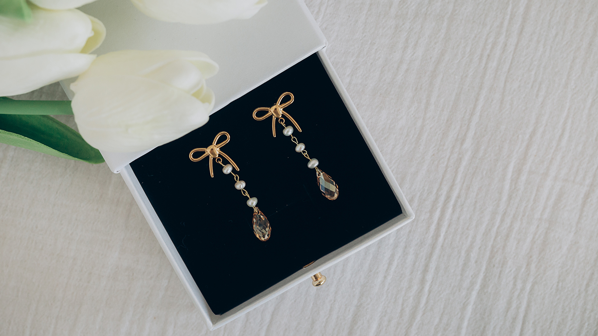 Orecchini pendenti con perle d'acqua dolce e cristallo puro Orecchini pendenti con perle d'acqua dolce e cristallo puro